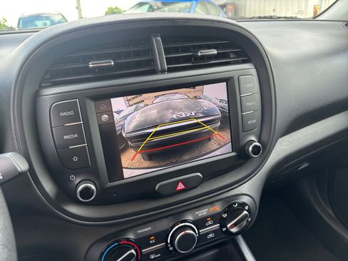 Used 2025 Kia Soul LX w/ LX Technology Package FWD image 22