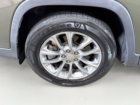 Used 2019 Jeep Cherokee Latitude Plus FWD image 38