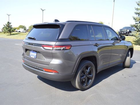 Used 2023 Jeep Grand Cherokee Altitude image 5