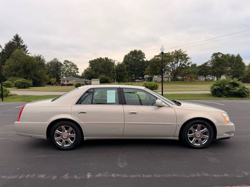 Used 2007 Cadillac DTS Luxury I w/ Trunk Convenience Package FWD image 4