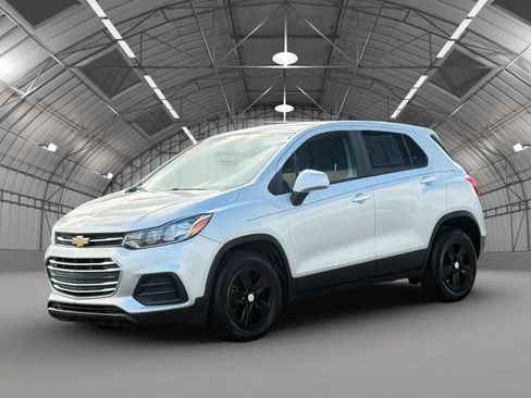 Used 2020 Chevrolet Trax LS w/ Tint and Cruise Package FWD image 3