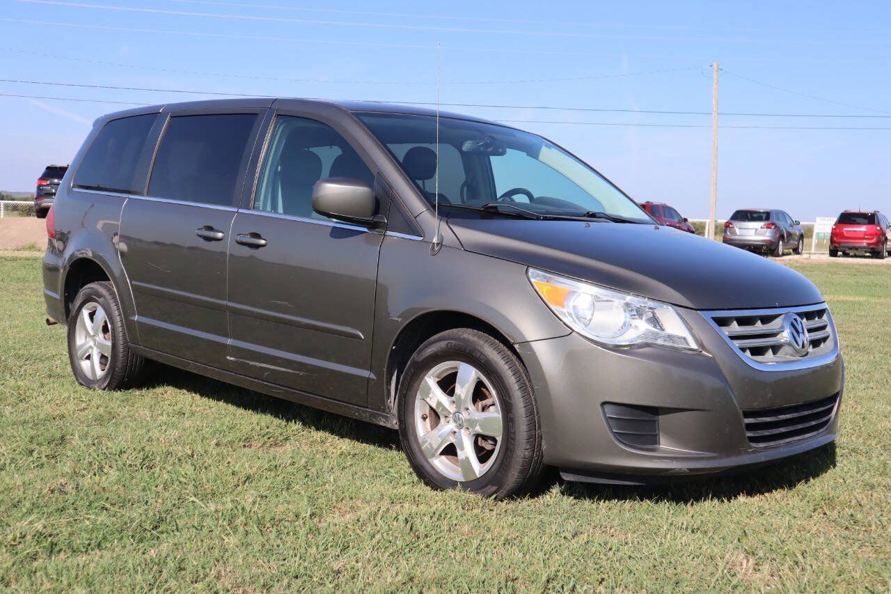Used 2010 Volkswagen Routan SE FWD image 7