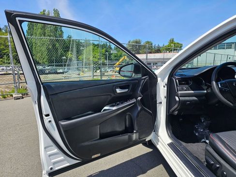 Used 2015 Toyota Camry SE w/ Moonroof Package FWD image 18
