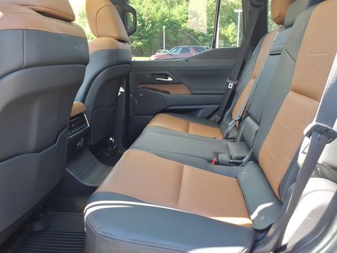 Used 2024 Lexus GX 550 w/ Accessory Package (Z1) AWD/4WD image 18