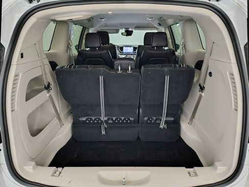 Used 2023 Chrysler Pacifica Touring-L image 12