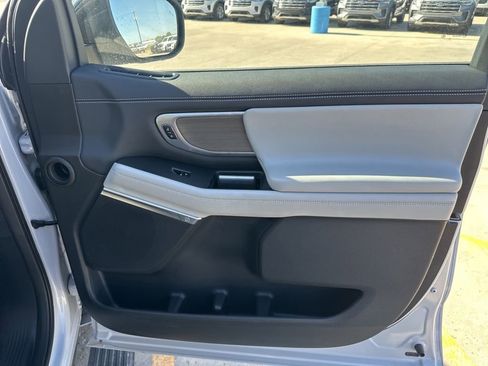Used 2025 Ford Expedition Platinum AWD/4WD image 27