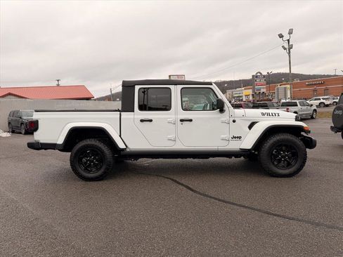 Used 2023 Jeep Gladiator Sport image 8