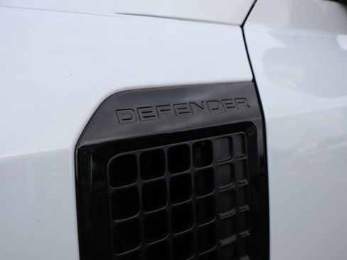 Used 2023 Land Rover Defender 130 X-Dynamic SE image 8