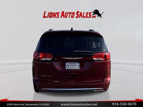 Used 2017 Chrysler Pacifica Touring-L FWD image 6