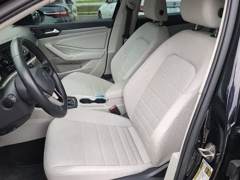 Used 2023 Volkswagen Jetta SE w/ Panoramic Sunroof Package FWD image 9