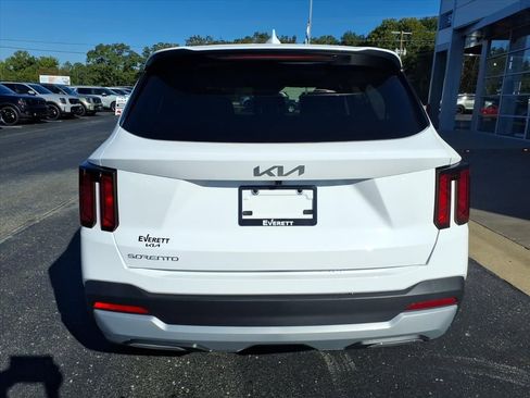 Used 2026 Kia Sorento LX FWD image 6