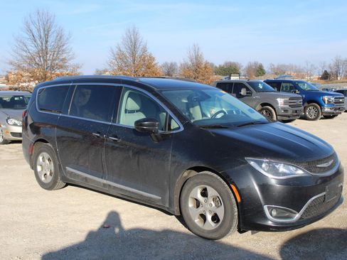 Used 2017 Chrysler Pacifica Touring-L Plus image 8