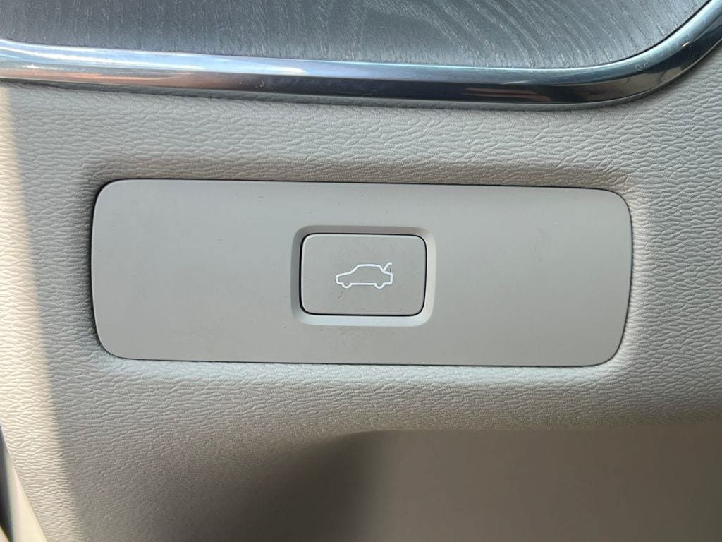 Used 2024 Volvo XC60 B5 Plus w/ Protection Package Premier AWD/4WD image 20