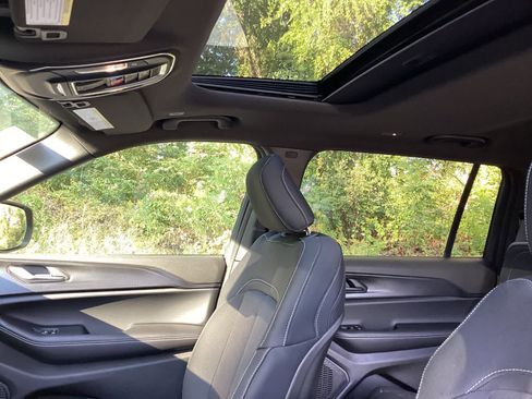 New 2025 Jeep Grand Cherokee L Laredo w/ Luxury Tech Group I image 17