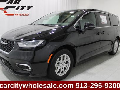 Used 2025 Chrysler Pacifica Select