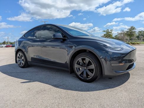 Used 2024 Tesla Model Y 2WD image 2