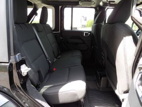 Used 2019 Jeep Wrangler Unlimited Sahara w/ Cold Weather Group AWD/4WD image 9