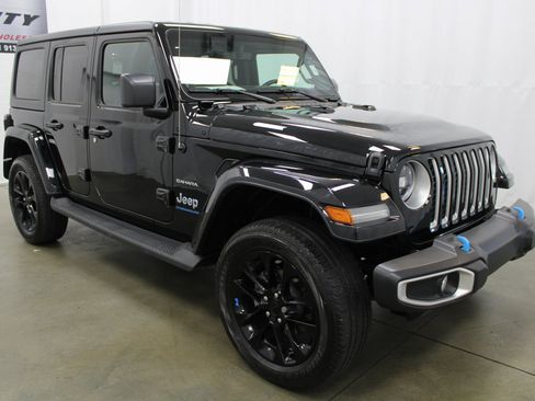 Used 2023 Jeep Wrangler Unlimited Sahara w/ Cold Weather Group image 3