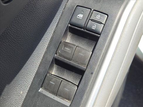 Used 2021 Toyota Highlander LE AWD/4WD image 12