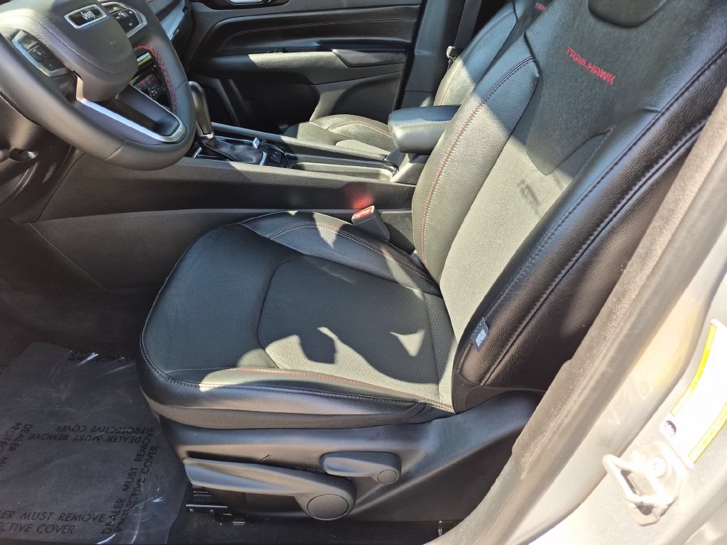 Used 2025 Jeep Compass Trailhawk AWD/4WD image 19