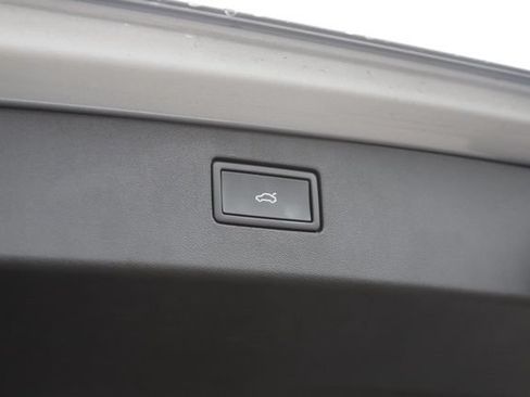 Used 2025 Volkswagen Tiguan SE w/ Panoramic Sunroof Package AWD/4WD image 6