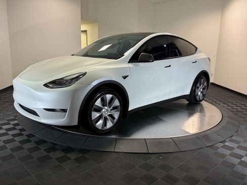 Used 2023 Tesla Model Y Long Range AWD/4WD image 3