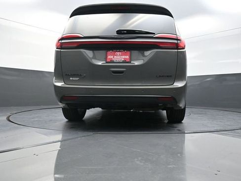Used 2025 Chrysler Pacifica Limited image 33