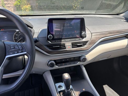 Used 2025 Nissan Altima 2.5 SV FWD image 17