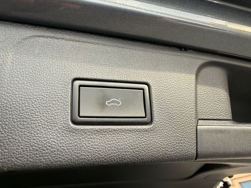 Used 2021 Volkswagen Atlas SE image 16