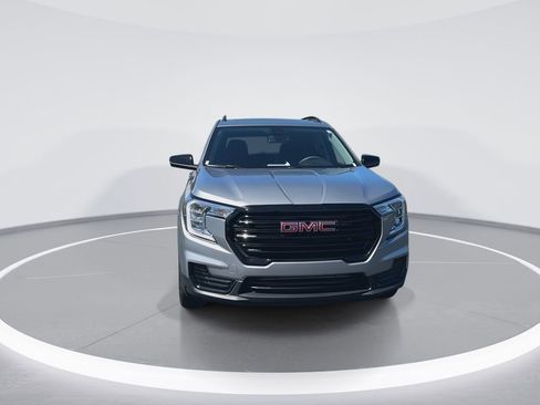 Used 2024 GMC Terrain SLE w/ Driver Convenience Package FWD image 3