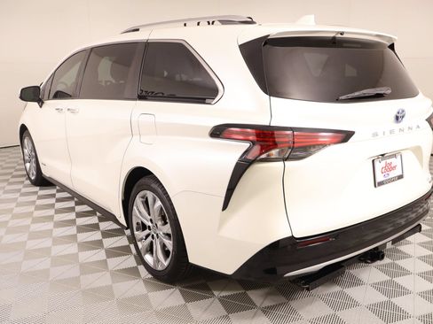 Used 2021 Toyota Sienna Platinum FWD image 25