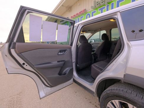 Used 2023 Nissan Rogue SV image 27