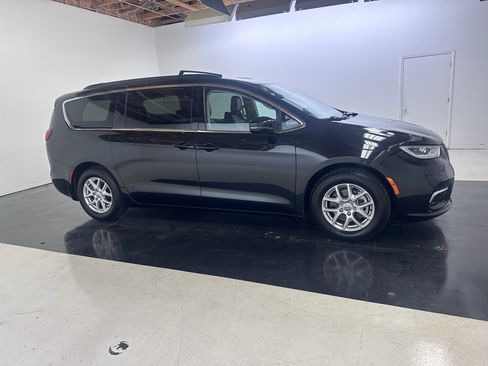 Used 2022 Chrysler Pacifica Touring-L image 17