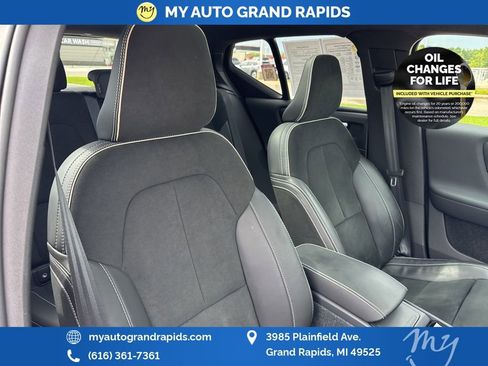 Used 2022 Volvo XC40 T5 R-Design w/ Advanced Package image 30