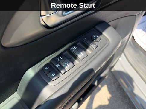 Used 2025 Chrysler Pacifica Select FWD image 15