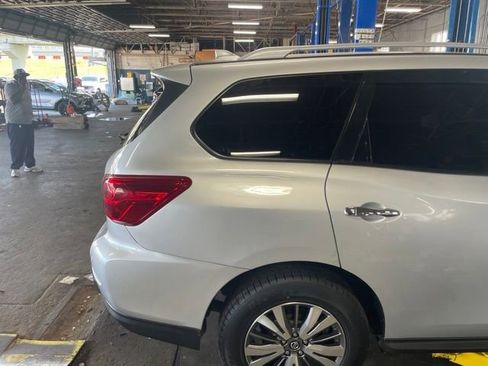 Used 2019 Nissan Pathfinder SL AWD/4WD image 5