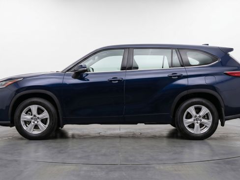 Used 2025 Toyota Highlander LE FWD image 5