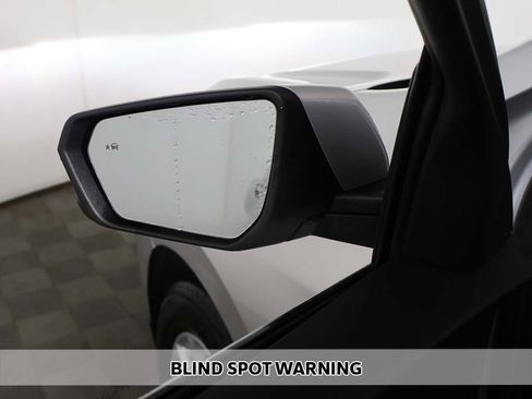 Used 2020 Chevrolet Equinox LT w/ Driver Convenience Package image 4