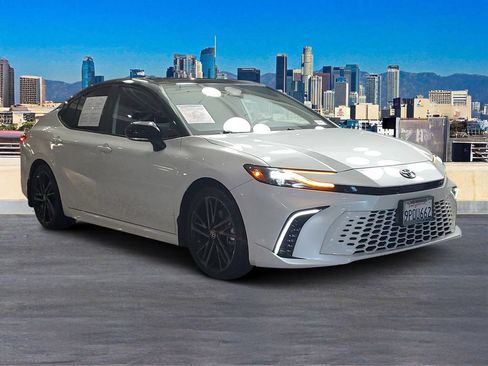 Used 2025 Toyota Camry XSE FWD image 3