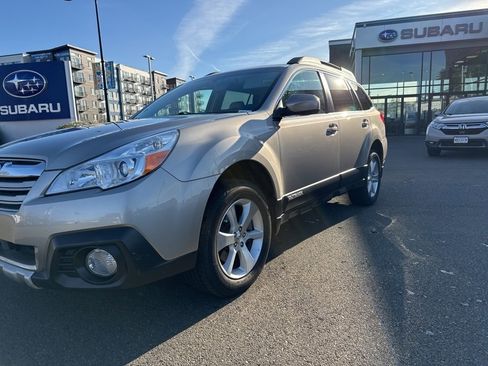 Used 2014 Subaru Outback 3.6R Limited image 3