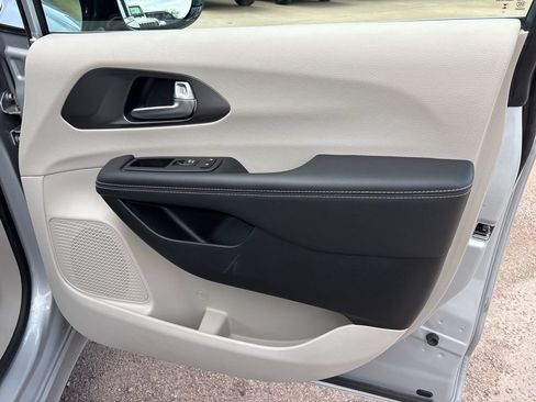 Used 2024 Chrysler Pacifica Touring-L FWD image 23
