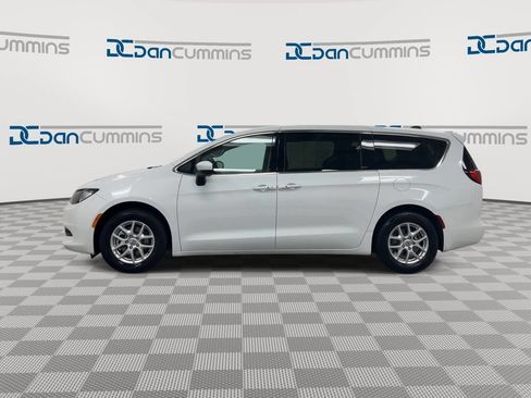 Used 2023 Chrysler Voyager LX FWD image 5