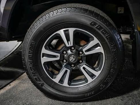 Used 2019 Toyota Tacoma TRD Sport w/ Technology Package image 10