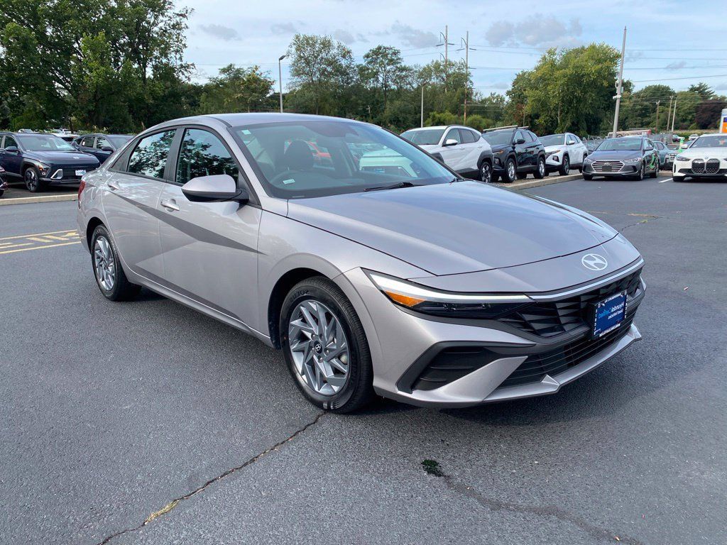 Certified 2025 Hyundai Elantra Hybrid FWD image 1