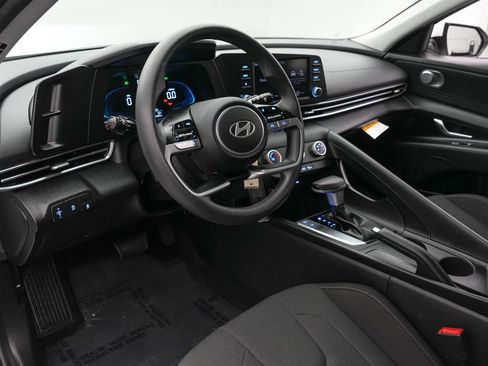 Used 2025 Hyundai Elantra SE FWD image 12
