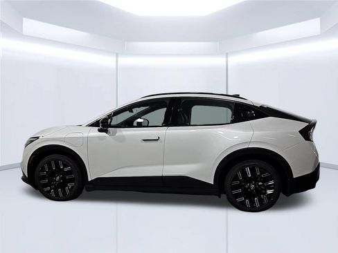 New 2026 Nissan Leaf Platinum+ w/ Cargo Package (Platinum+) FWD image 2