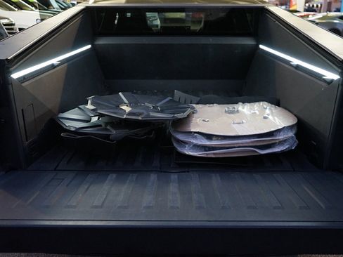 Used 2024 Tesla Cybertruck AWD Crew Cab image 22