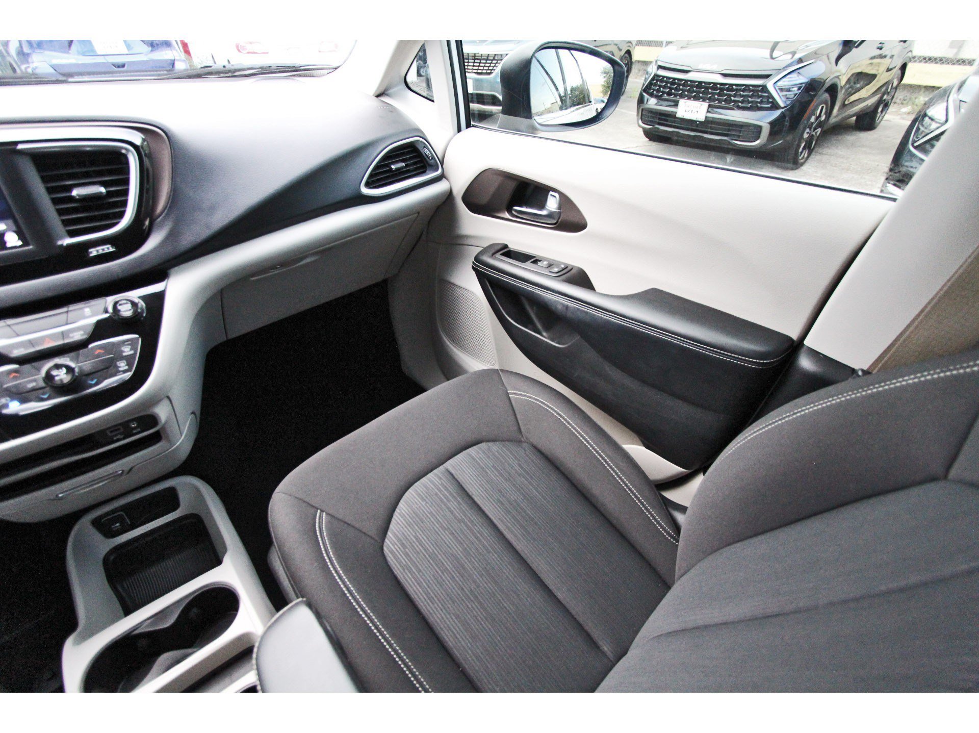 Used 2020 Chrysler Voyager L FWD image 14