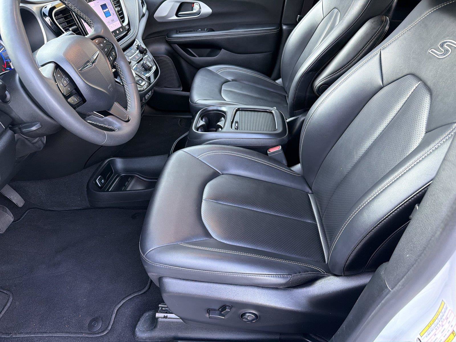 Used 2024 Chrysler Pacifica Limited FWD image 7