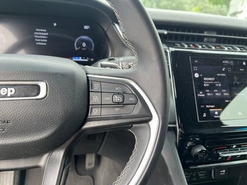 Used 2023 Jeep Grand Cherokee Laredo AWD/4WD image 25